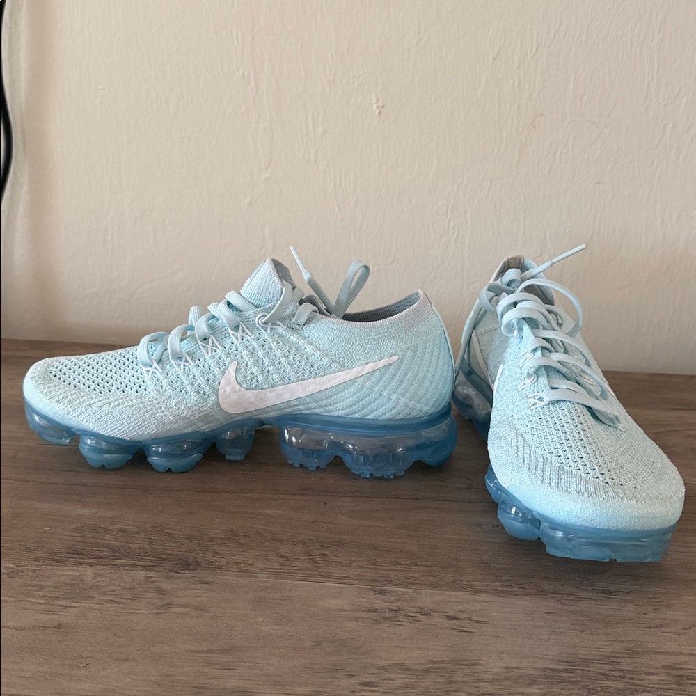 Nike Air Vapormax Flyknit in Glacier Blue & White - Picture 3 of 7